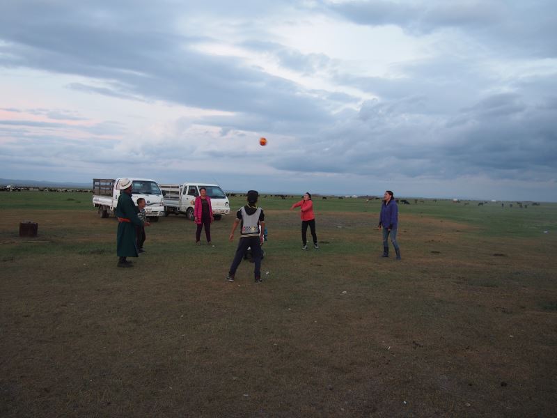 Voyage en Mongolie : volley-ball avec la famille d'accueil