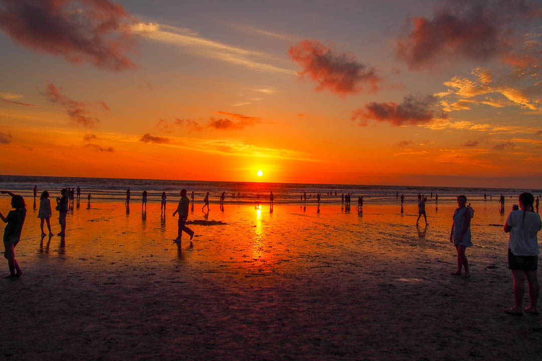 Où sortir à Bali : coucher de soleil sur la plage de Seminyak