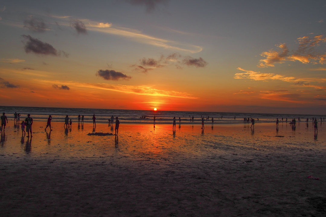 Où sortir à Bali : coucher de soleil sur la plage de Seminyak